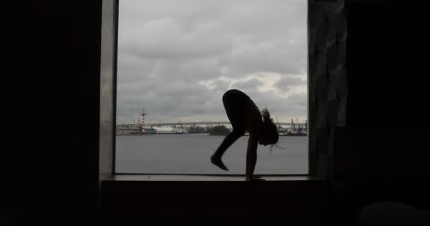 Atletische Vrouw Sportschoenen Oefenen Yoga Zonnegroet Aan Ademhaling Meditatie Thuis — Stockvideo