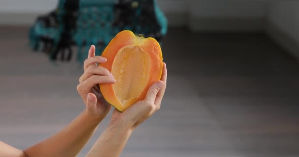 Mezza Papaya Frutta Portata Mano Fragrante Polpa Frutta Tropicale Papero — Video Stock