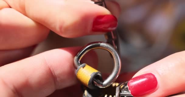 Video Shows Female Finger Releasing Snap Hook Fastened Black Bag — Stockvideo