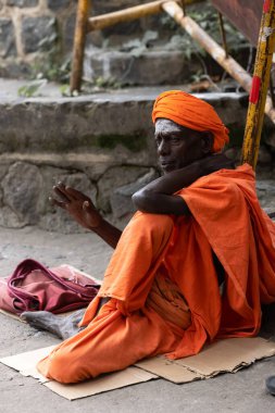 AMILNADU INDIA - 15 Şubat 2023: Eski Hint Hindu sadhu korkunç kilit sakallı ve alnında beyaz kutsal kül kamera için poz veriyor. Yüksek kalite fotoğraf