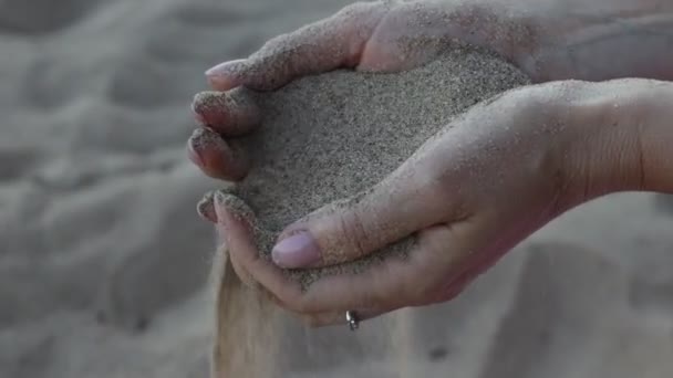 Großaufnahme Einer Frau Die Sand Zeitlupe Durch Die Finger Strand — Stockvideo