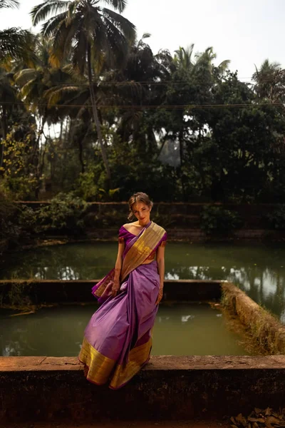 Bruid Mooie Jonge Blanke Vrouw Traditionele Indiase Kleding Met Bruids — Stockfoto