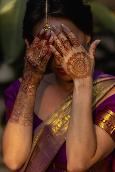 Nevěsta Krásná Mladá Běloška Tradičním Indickém Oblečení Svatebním Make Upem — Stock fotografie