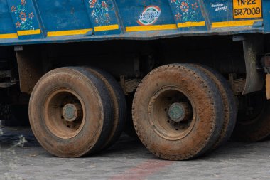 Yol kenarında yer değiştiren toprak seviyesindeki traktör arabasının lastik tekerlekleri. Kamyon tekerleği off-road steppe macera patikasında. Asfalt yolundaki yapısal bir kamyon. Yüksek kalite fotoğraf