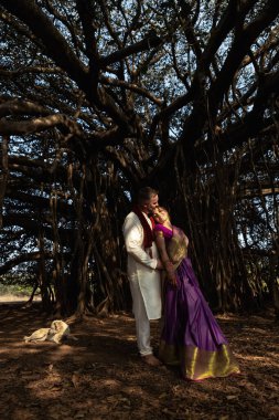 Hindistan 'da Avrupalı bir çiftin düğünü. Geleneksel Hintli erkeklerin içinde açık tenli bir adam. Beyaz ten. Mehendi ile güzel bir sari içinde gelin. Kafkas evliliği. Yüksek kalite fotoğraf