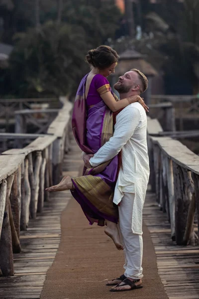 Ślub Pary Europy Indiach Jasnoskóry Mężczyzna Tradycyjnym Indyjskim Mężczyźnie Biała — Zdjęcie stockowe