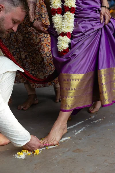 Svatba Páru Evropy Indii Muž Světlou Kůží Tradičních Indiánských Mužích — Stock fotografie