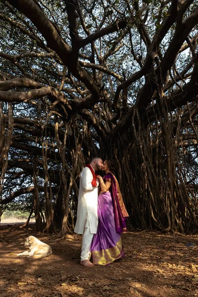 Casamento Casal Europa Índia Homem Pele Clara Num Índio Tradicional — Fotografia de Stock