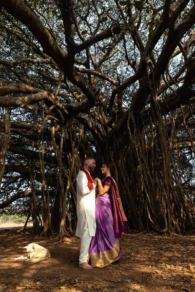 Casamento Casal Europa Índia Homem Pele Clara Num Índio Tradicional — Fotografia de Stock