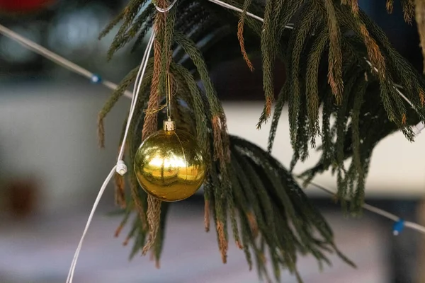 Eine Komposition Von Neujahrsspielzeug Auf Dem Hintergrund Von Weihnachtsbäumen Und — Stockfoto