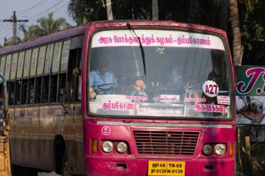 Jaipur, Hindistan - 2 Mart 2022: Şehir caddesinde kırmızı bir otobüs. Yüksek kalite fotoğraf