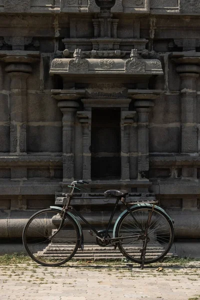Eski Bir Hint Bisikleti Eski Bir Tapınak Duvarının Arka Planına — Stok fotoğraf