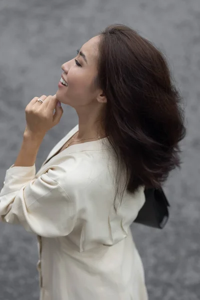 Una Hermosa Chica Asiática Con Pelo Negro Vestido Blanco Atractivo —  Fotos de Stock