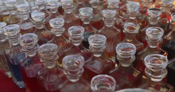 当地市场上有许多带有各种香味的玻璃瓶 选择一种适合你口味的香水 漂亮的玻璃器皿 香水瓶 高质量的4K镜头 — 图库视频影像