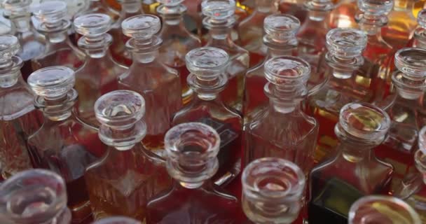 Wiele Szklanych Butelek Perfum Różnych Zapachach Lokalnym Rynku Wybierz Perfumy — Wideo stockowe