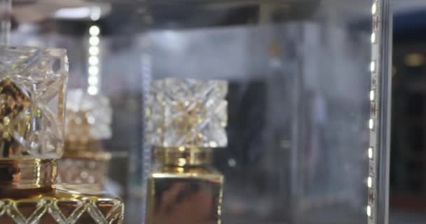 Markette Çeşitli Kokuları Olan Birçok Cam Parfüm Şişesi Zevkine Uyan — Stok video