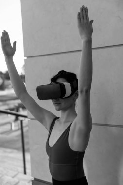 Güzel kız dijital evrende yoga yapıyor. Geleceğin sporu. Yenilikler. Sanal gerçeklik. VR gözlükleri. Yüksek kalite fotoğraf