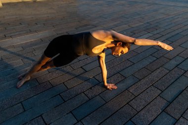 Genç, sıska bir kadın sokakta spor eğitimi alıyor. Sağlıklı yaşam tarzı konsepti, fitness. Yüksek kalite fotoğraf