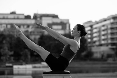 Pilates reformist kadın fitness yoga jimnastik salonu. Kas iskeleti sisteminin düzeltilmesi, güzel bir vücut. Yüksek kalite fotoğraf