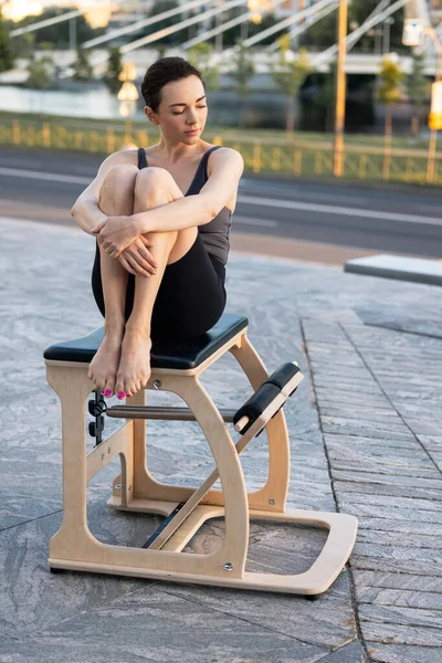 Sedící Žena Trénuje Pěnovým Vozíkem Pilates Reformátorským Křeslem Tělocvik Jógu — Stock fotografie