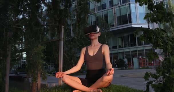 在数字世界里做瑜伽的漂亮女孩 未来的健康 虚拟现实 Vr眼镜 高质量的照片 — 图库视频影像