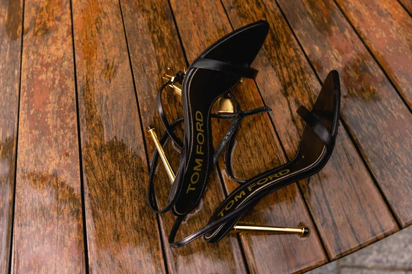 New York, New York - Eylül 05 2022: Central Park, New York 'ta ıslak bir bankta lüks Tom Ford ayakkabıları. Yüksek kalite fotoğraf