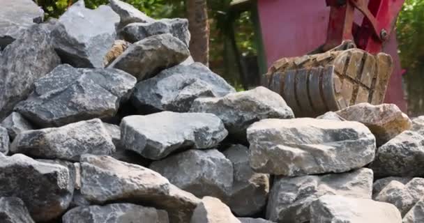 Використовуючи Відро Екскаватора Природні Камені Наливають Дорогу Яку Потрібно Вимостити — стокове відео