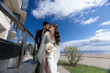 Uluslararası çift köprüde öpüşüyor. Hintli damat. Yüksek kalite fotoğraf