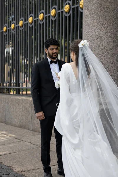 Braut Und Bräutigam Auf Der Straße Hochwertiges Foto — Stockfoto