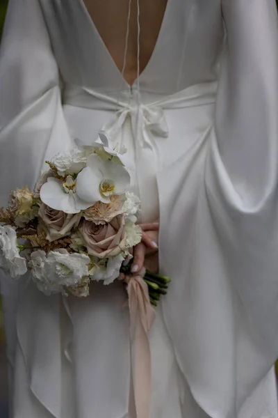Jovem Vestido Noiva Branco Mantém Suas Mãos Buquê Flores Foto — Fotografia de Stock