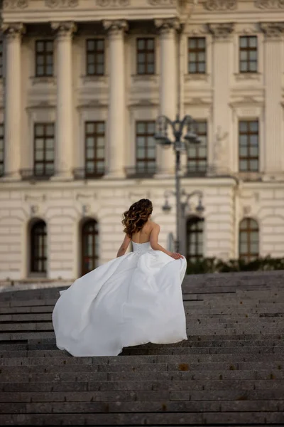 Braut Weißen Kleid Läuft Die Alte Straße Entlang Hochwertiges Foto — Stockfoto