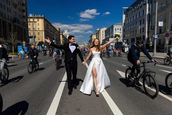 Moskau Mai 2022 Hochzeitspaar Während Einer Fahrradparade Zentrum Von Moskau — Stockfoto