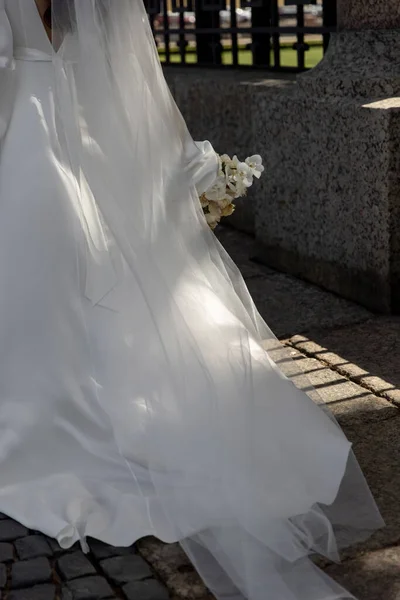 Braut Mit Einem Brautstrauß Hochwertiges Foto Stockfoto