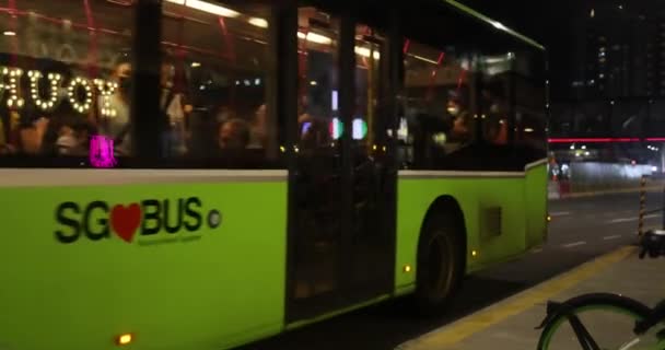 Singapore Giugno 2023 Autobus Trasporto Pubblico Singapore Durante Notte Filmati — Video Stock