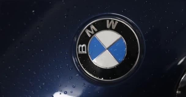 德国柏林 2022年4月10日 宝马标志在一辆新车的引擎盖上 服务刚刚洗完车 标志周围的水滴 高质量的4K镜头 — 图库视频影像