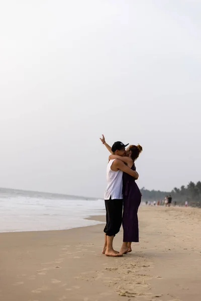 Una Pareja Enamorada Abrazan Playa Durante Las Vacaciones Hay Amor —  Fotos de Stock