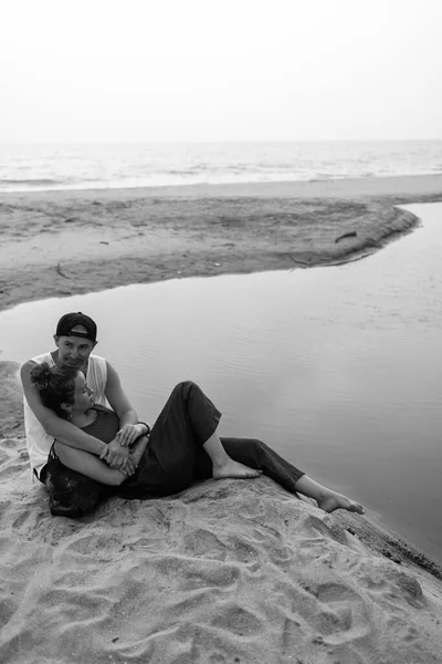 Una Coppia Innamorata Abbraccia Sulla Spiaggia Durante Vacanze Amore Tra — Foto Stock