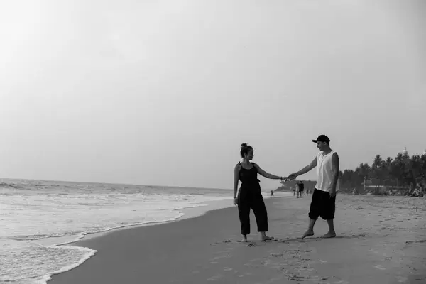 Ein Verliebtes Paar Umarmt Sich Urlaub Strand Gibt Liebe Zwischen — Stockfoto