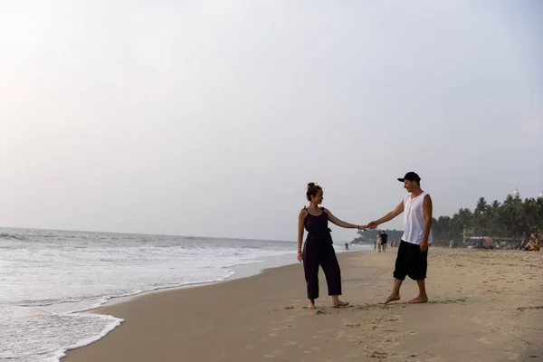 Una Coppia Innamorata Abbraccia Sulla Spiaggia Durante Vacanze Amore Tra — Foto Stock