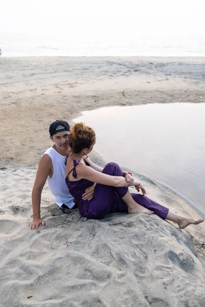 Ein Verliebtes Paar Umarmt Sich Urlaub Strand Gibt Liebe Zwischen — Stockfoto