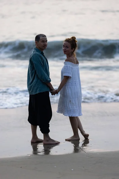 Pár Zamilovaný Objetí Pláži Během Dovolené Mezi Lidmi Láska Kvalitní — Stock fotografie