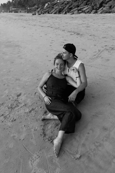 Zakochana Para Przytula Się Plaży Podczas Wakacji Między Ludźmi Jest — Zdjęcie stockowe