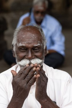 Hindistan, Delhi, 7 Ocak 2023. Yaşlı bir Hintli 'nin portresi, 45 yaşında, sokakta beyaz saçlı ve bıyıklı. Onun keyfi yerinde. Yüksek kalite fotoğraf