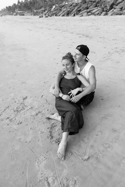 Ett Par Förälskade Omfamnar Stranden Semestern Det Finns Kärlek Mellan — Stockfoto