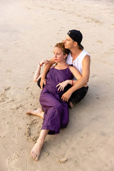 Una Pareja Enamorada Abrazan Playa Durante Las Vacaciones Hay Amor —  Fotos de Stock