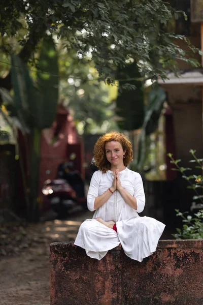 Een Roodharig Meisje Oefent Yoga Schaduw Van Bomen Een Zonnige — Stockfoto