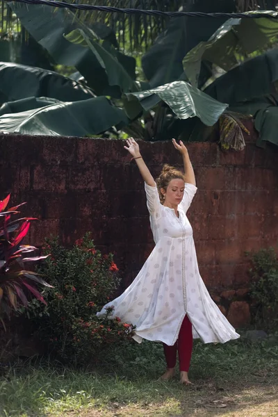 Menina Caucasiana Cabelos Vermelhos Está Dançando Vestido Branco Indiano Mulher — Fotografia de Stock