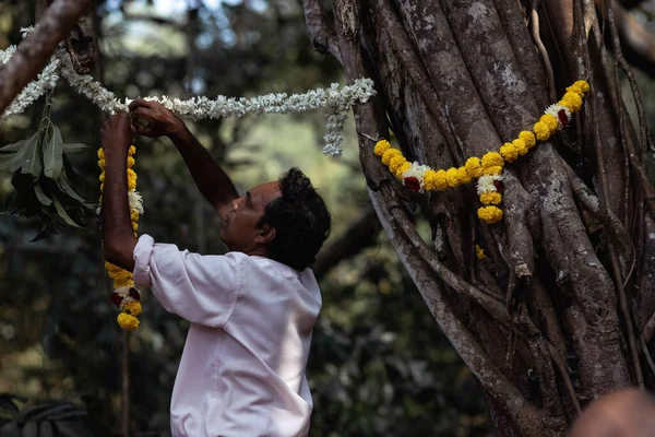 Goa Índia Janeiro 2023 Homem Ajuda Pendurar Decorações Antes Cerimônia — Fotografia de Stock