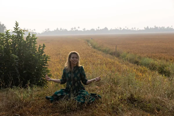 Překlad Krásná Běloška Indické Šaty Medituje Vítá Východ Slunce Rýžovém — Stock fotografie