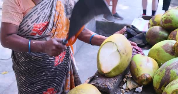 Blisko Kobiecych Dłoni Rąbiących Świeży Kokos Gotowy Picia Wysokiej Jakości — Wideo stockowe